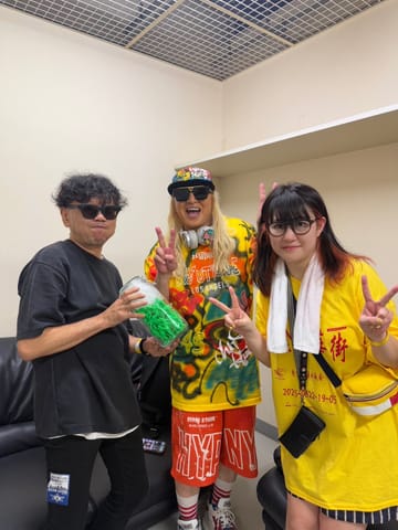 21:33 BACKSTAGE